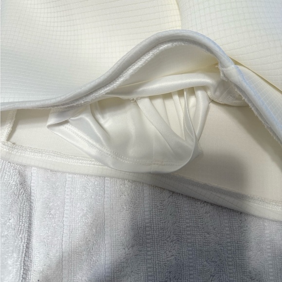 BCBGeneration sleeveless romper size 2 white w black trim Cutout on one side - Picture 4 of 9